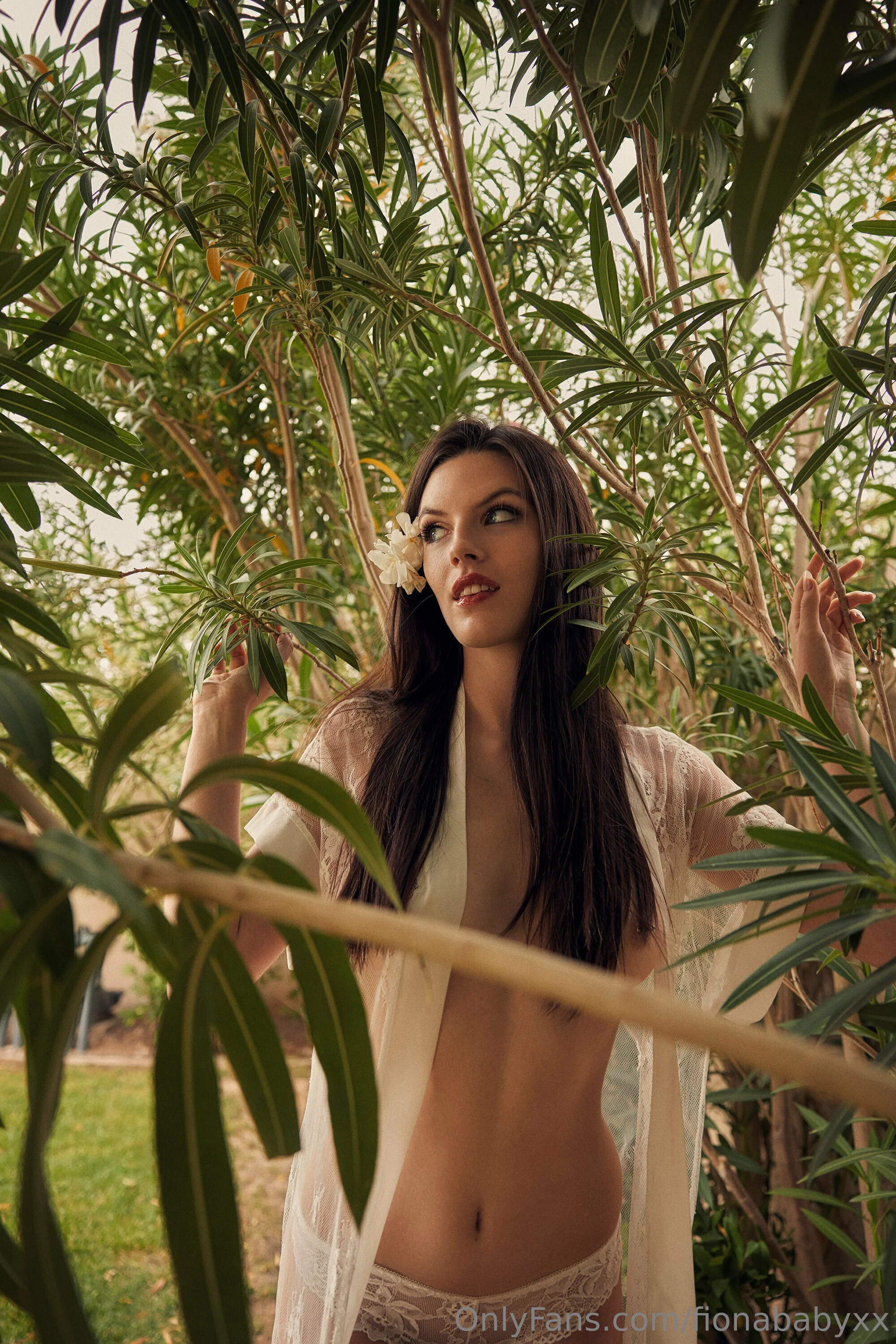 Fiona Frost @fionababyxx ad american eagle jeans