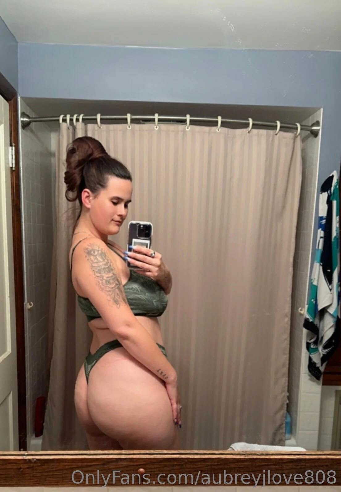 AubreyJ Luv 🦋 @aubreyjlove808 lynne  lives in  and studies naturopathy