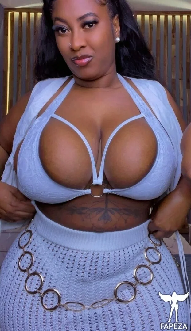 Queen @bony12 does have fake breast