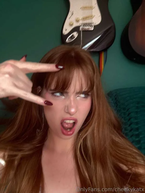 Kat @cheekykatx peso y altura