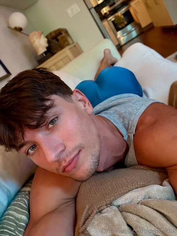 Hunt_2str8 @dronedik harry styles and