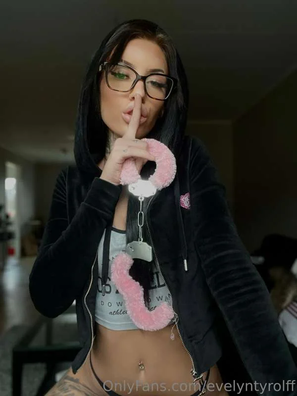 Evelyn @evelyntyrolff nude leaks