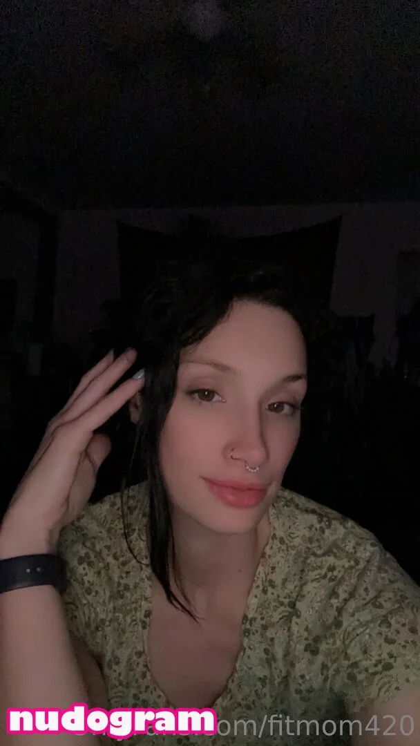 Liz🦋 masturbating