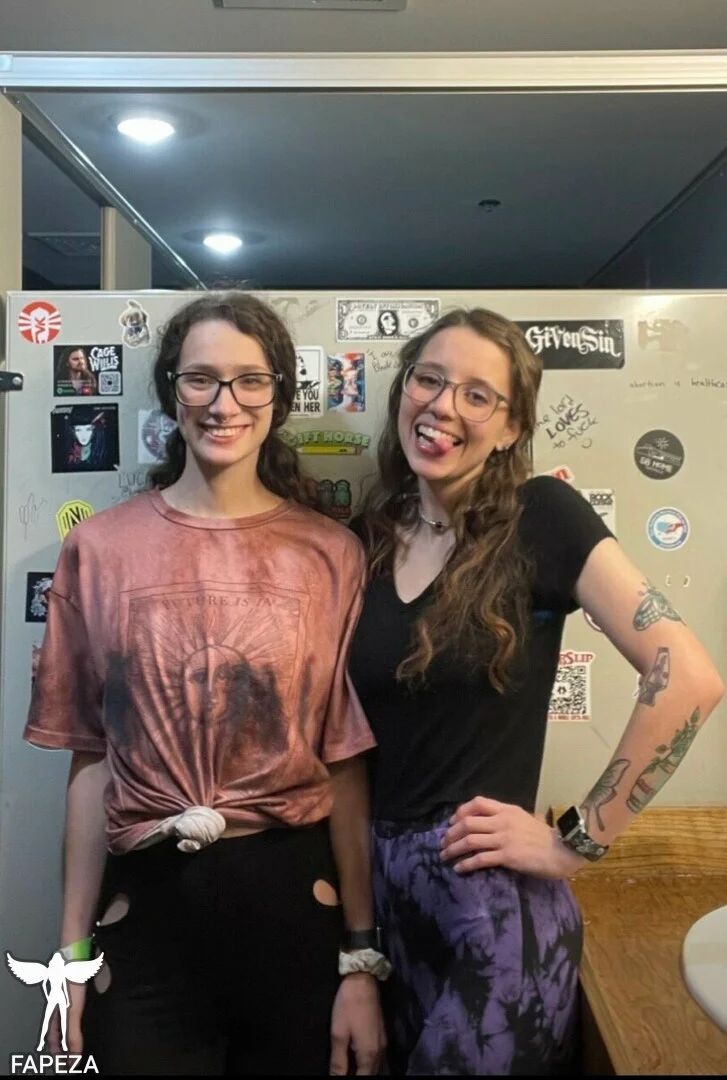 Liz🦋 @fitmom420 why does everyone hate