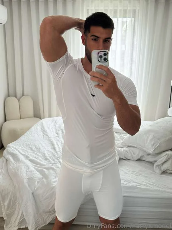 Harry Hart @harryxmodel desnuda