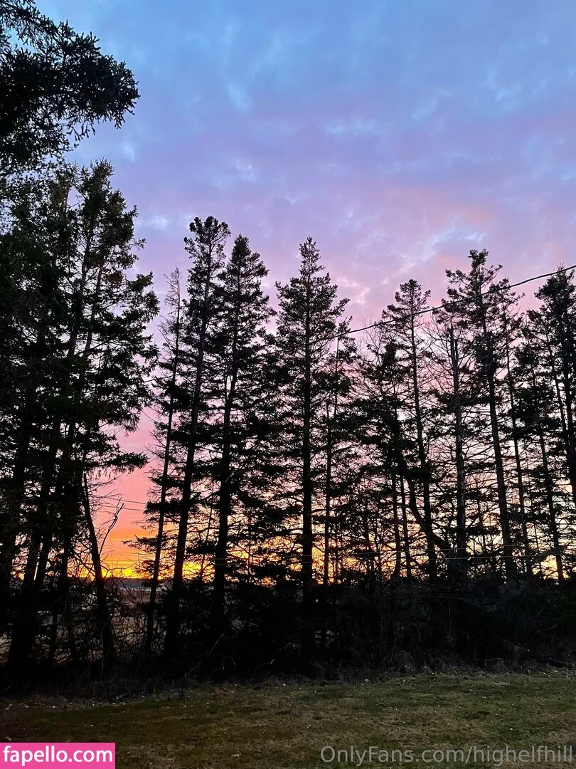 Hillary @highelfhill workout clothes