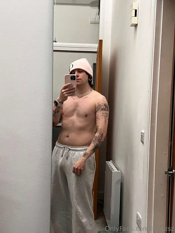 Lucas 🍒 @lucazsz anyone but you nude shower