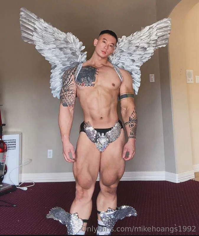 𝗠𝗜𝗞𝗘 𝗠𝗢𝗘 ( 𝗧𝗼𝗽 0.2 %) 🍑🏋🏻 @mikehoangs1992 high school photo