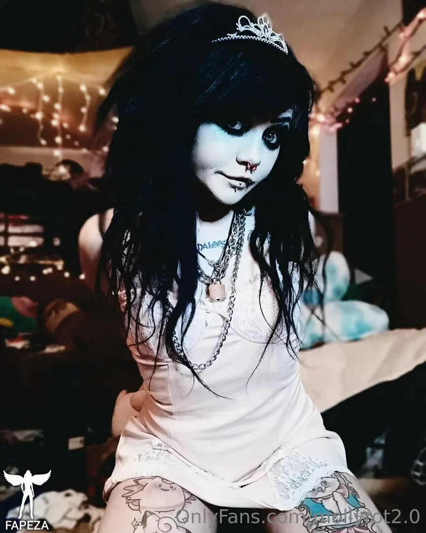 𝕸𝖔𝖑𝖑𝖞𝕽𝖔𝖙 ♡ @mollyrot does the soap have a hole