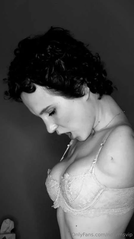 Ivy Rose (VIP) 🩷 @noarmsvip what happened with jeans