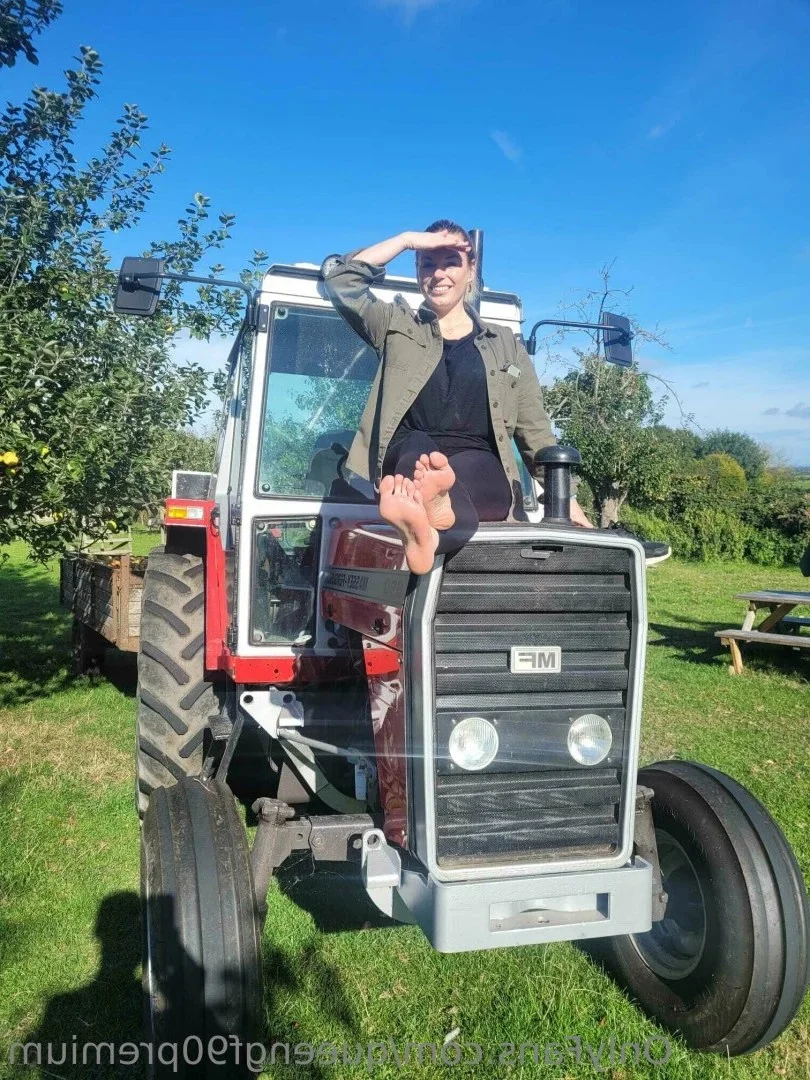 The Foot Queen of England @queengf90premium jerk off