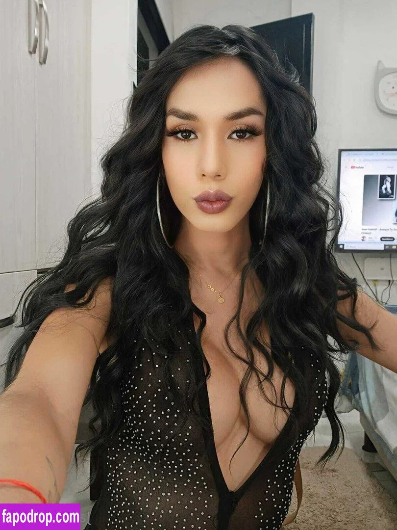 janice griffith @rejaniced vs japanese office worker