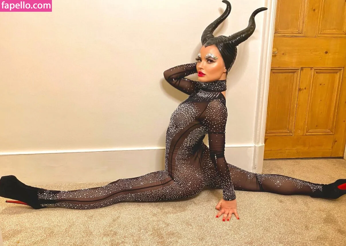 Sarah Jayne Dunn @sarahjaynedunnofficial american eagle ad doja cat