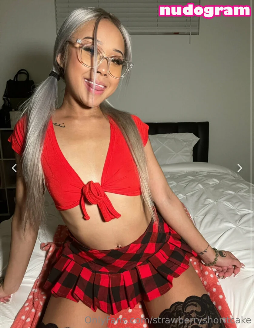 Jules💕 @strawberryshorttcake kissing girls