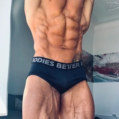 StrongGod007 @stronggod007 people who look like