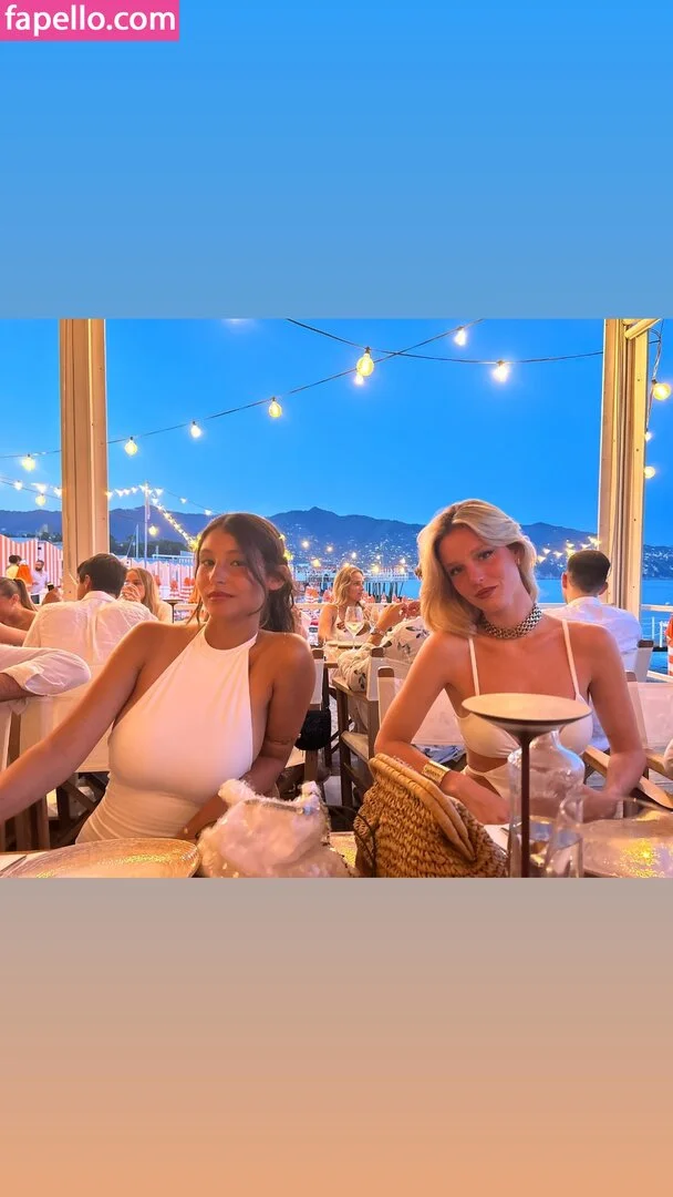 Vitto Lazzari 👸🏻 @vittorialazzari throwing up