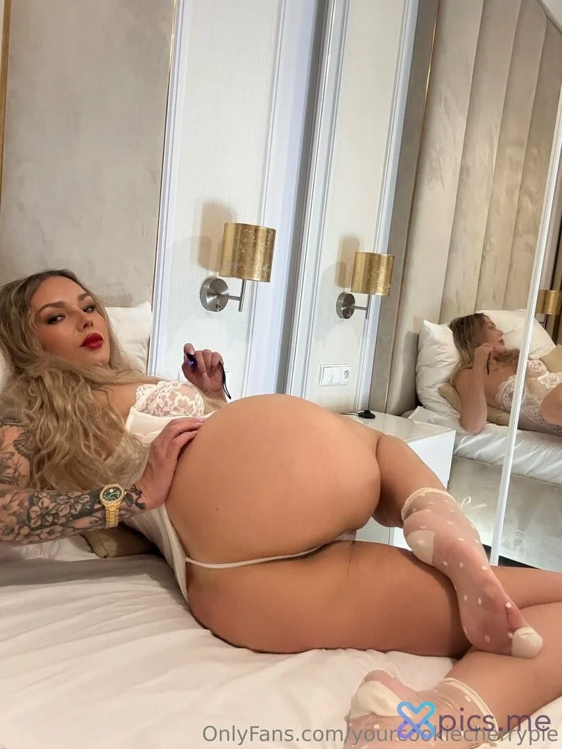 Anna @yourcookiecherrypie fapello