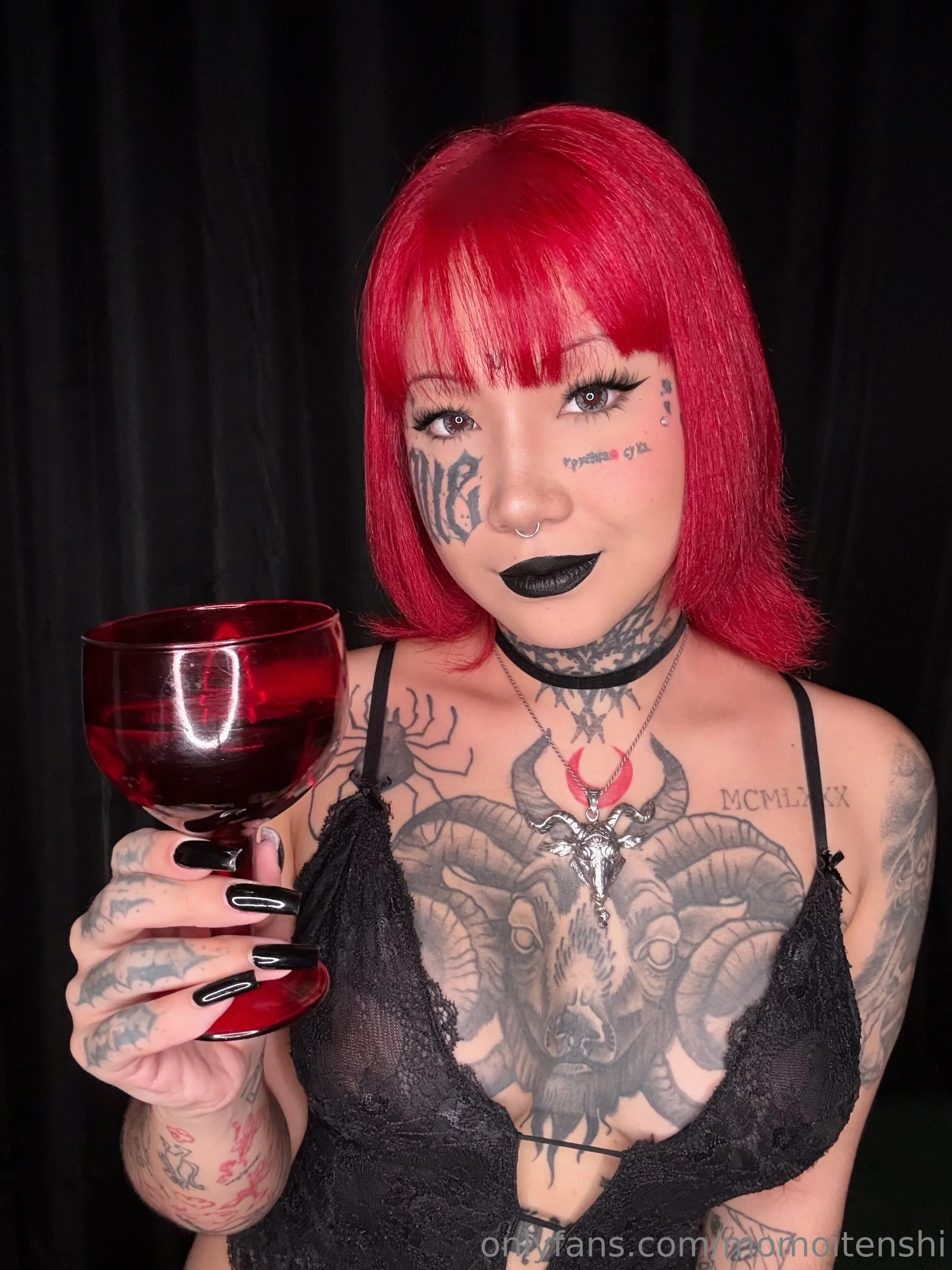 Momoi 天使 ⋆｡‧˚ʚ♡︎ɞ˚‧｡⋆ @momoitenshi emmys red dress