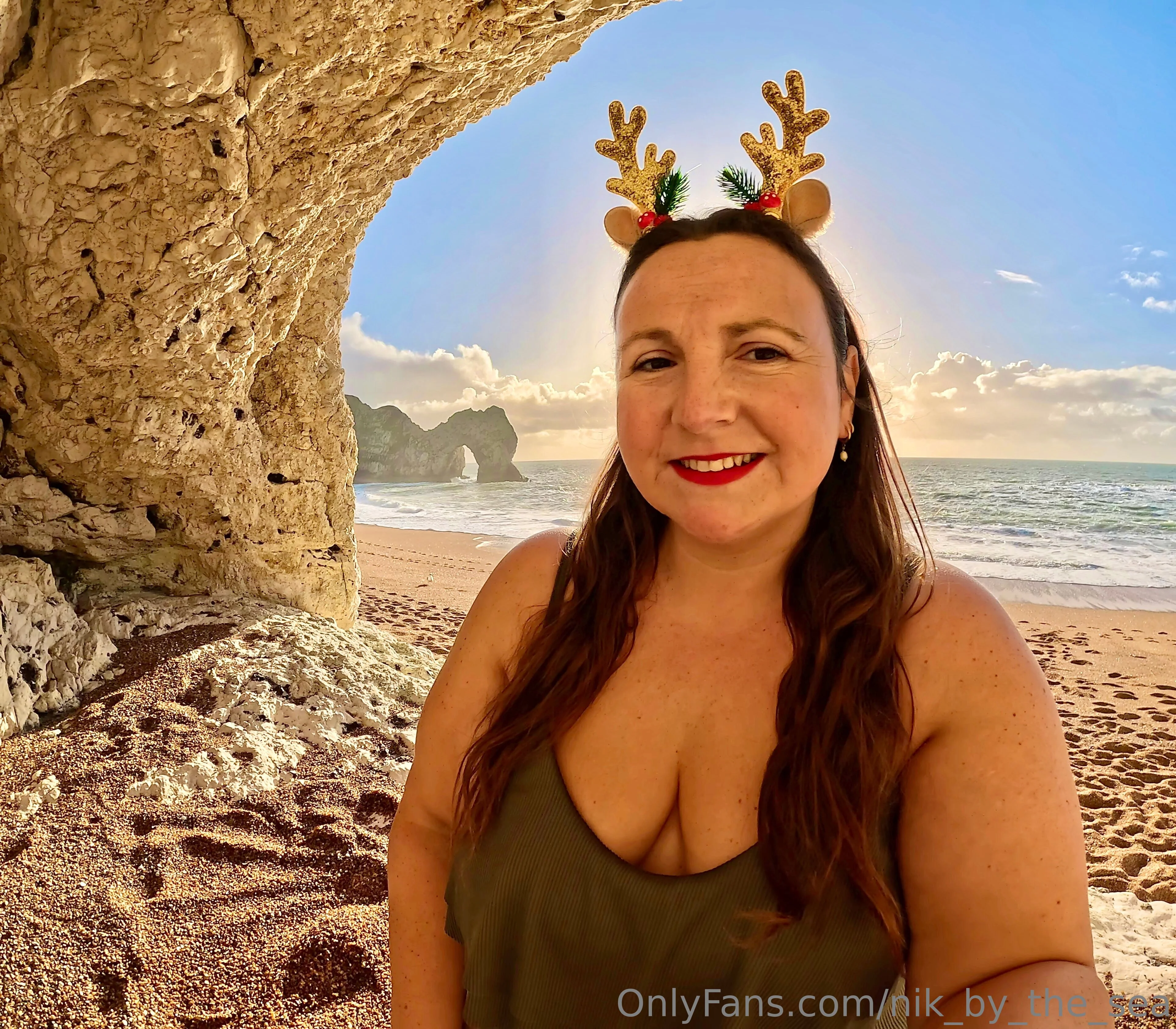 Nikki @nik_by_the_sea new logo