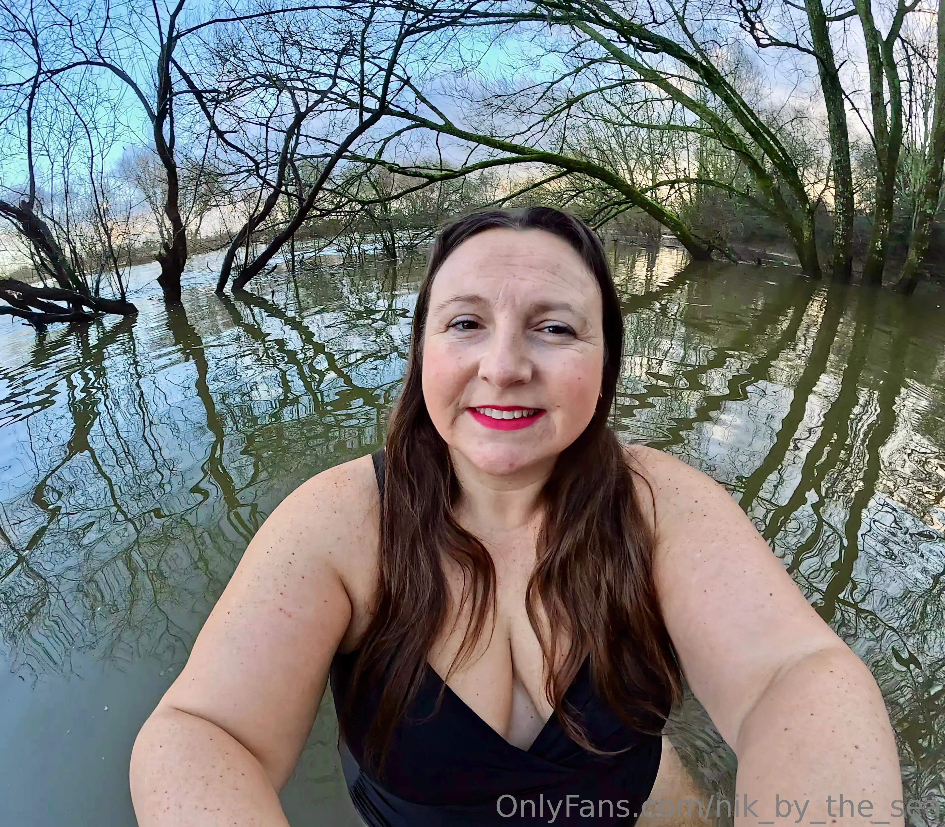 Nikki @nik_by_the_sea does have any nude scenes