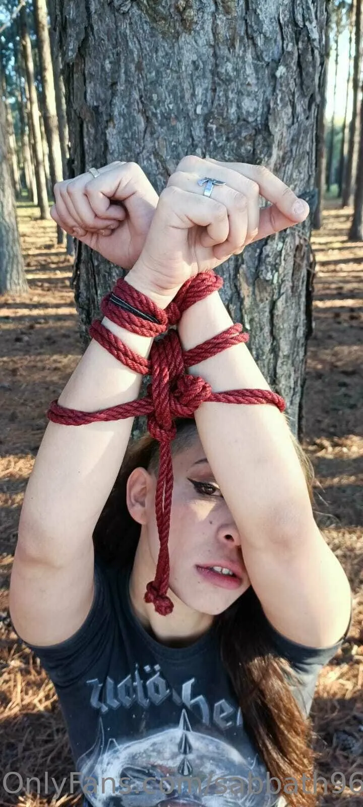 Big Ass Goth Waifu @sabbath96 is bathing in the bathwater