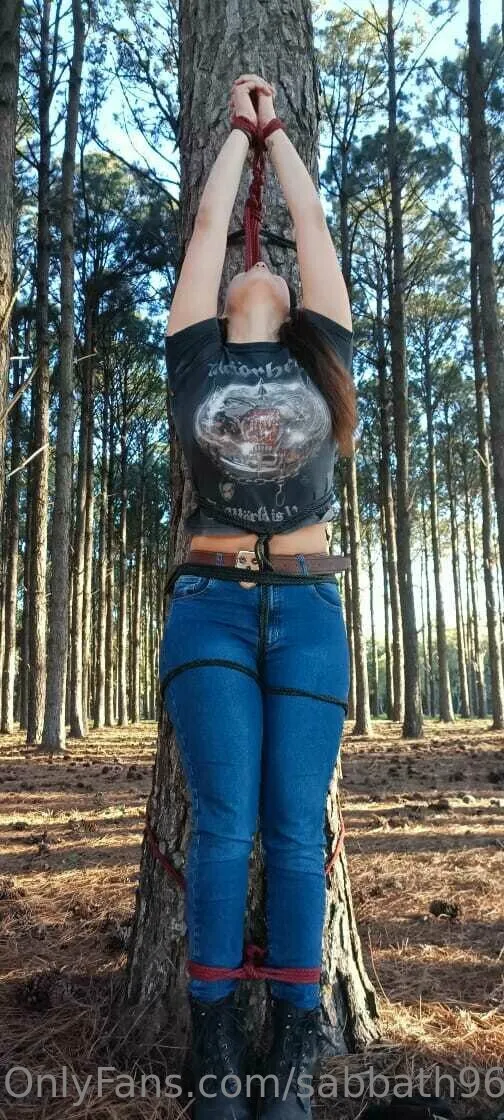 Big Ass Goth Waifu @sabbath96 sexy jeans ad