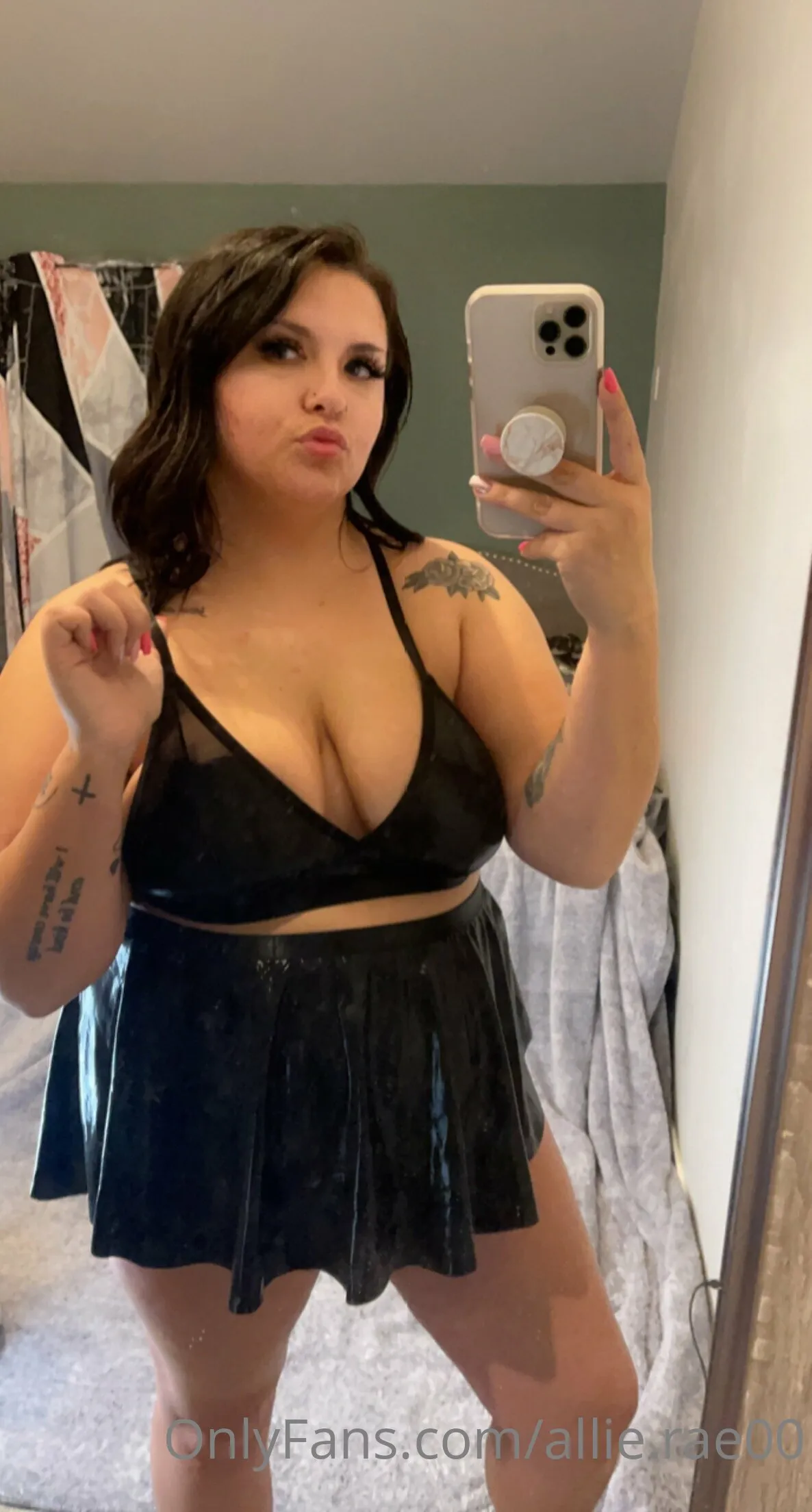 Allie Rae 🌶🌶 footjob