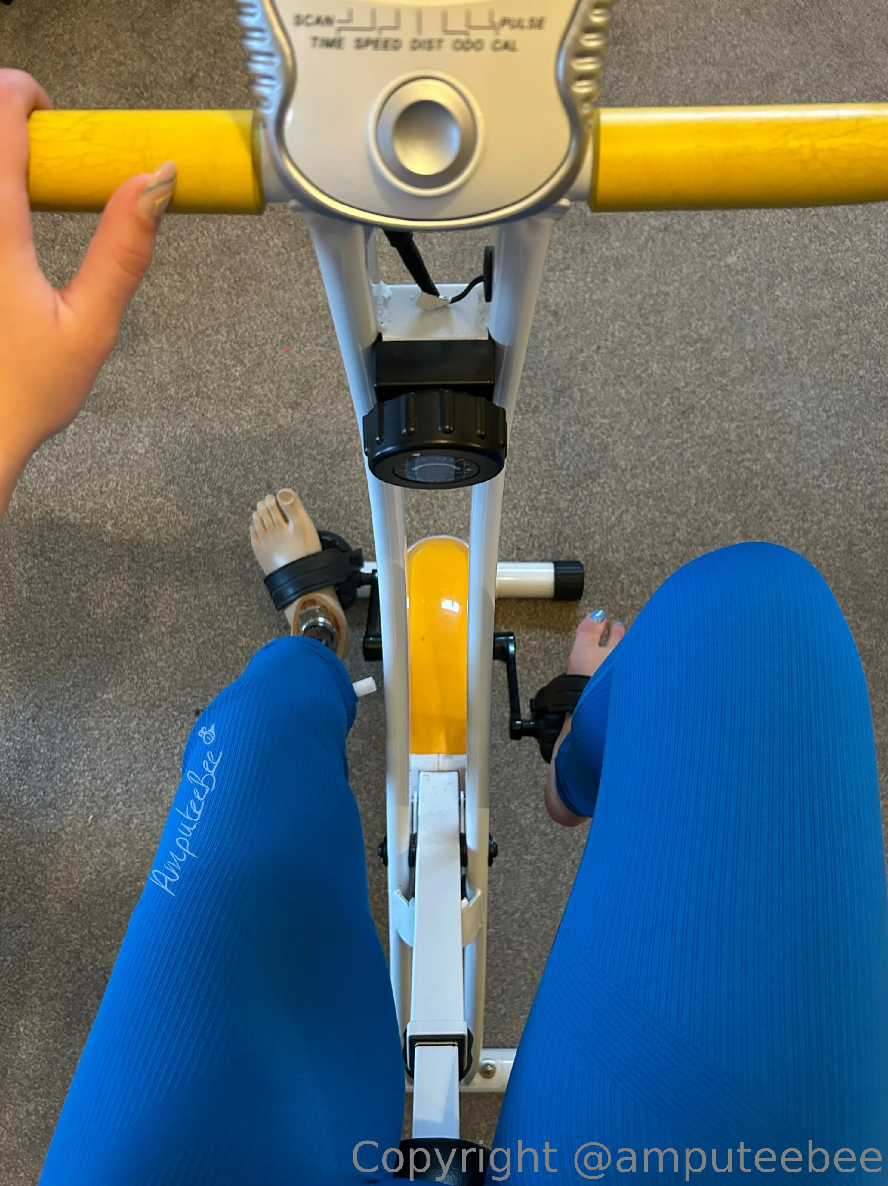 Amputee Bee 🐝🍯🦿🖤💋 nudes