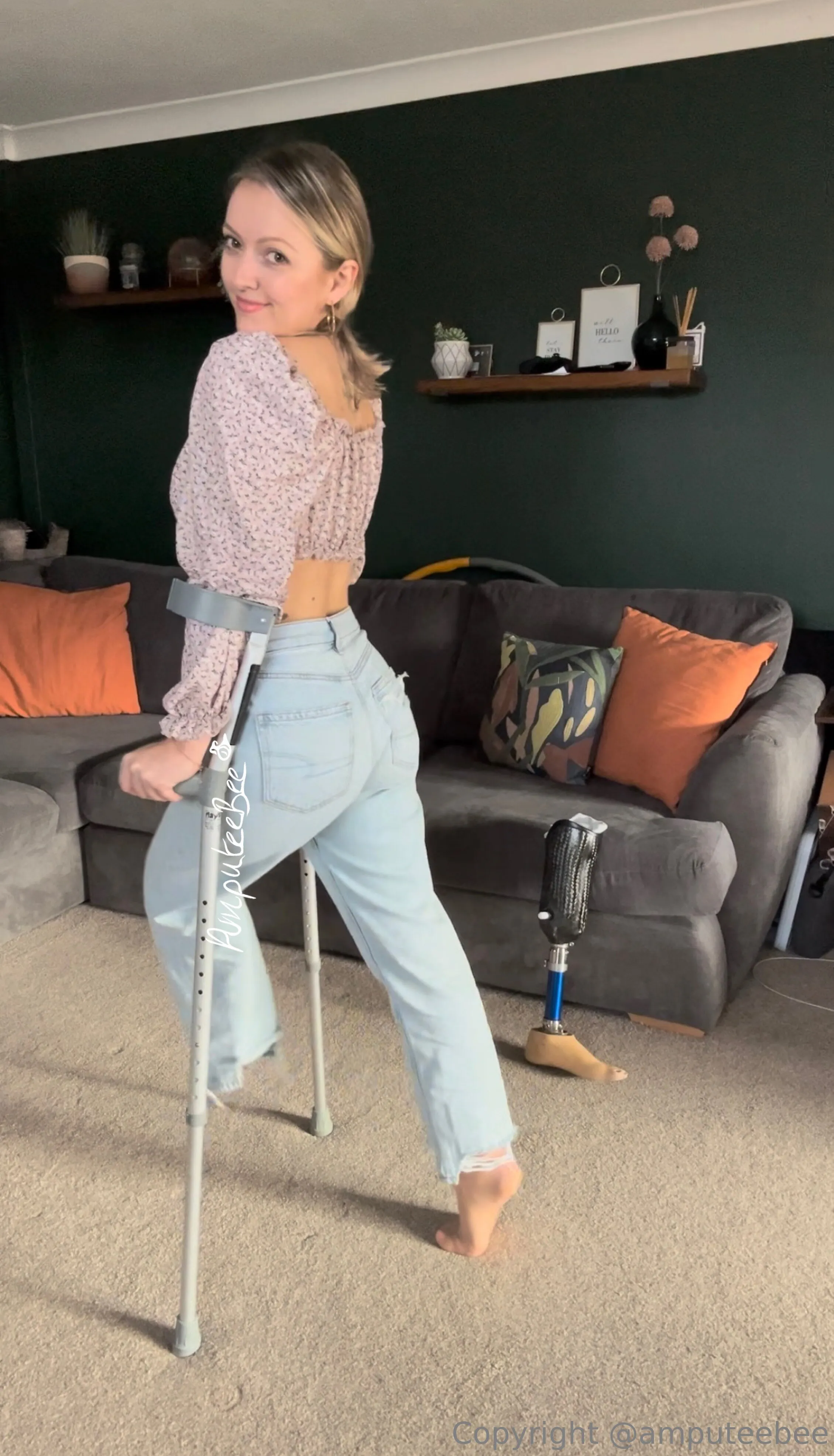 Amputee Bee 🐝🍯🦿🖤💋