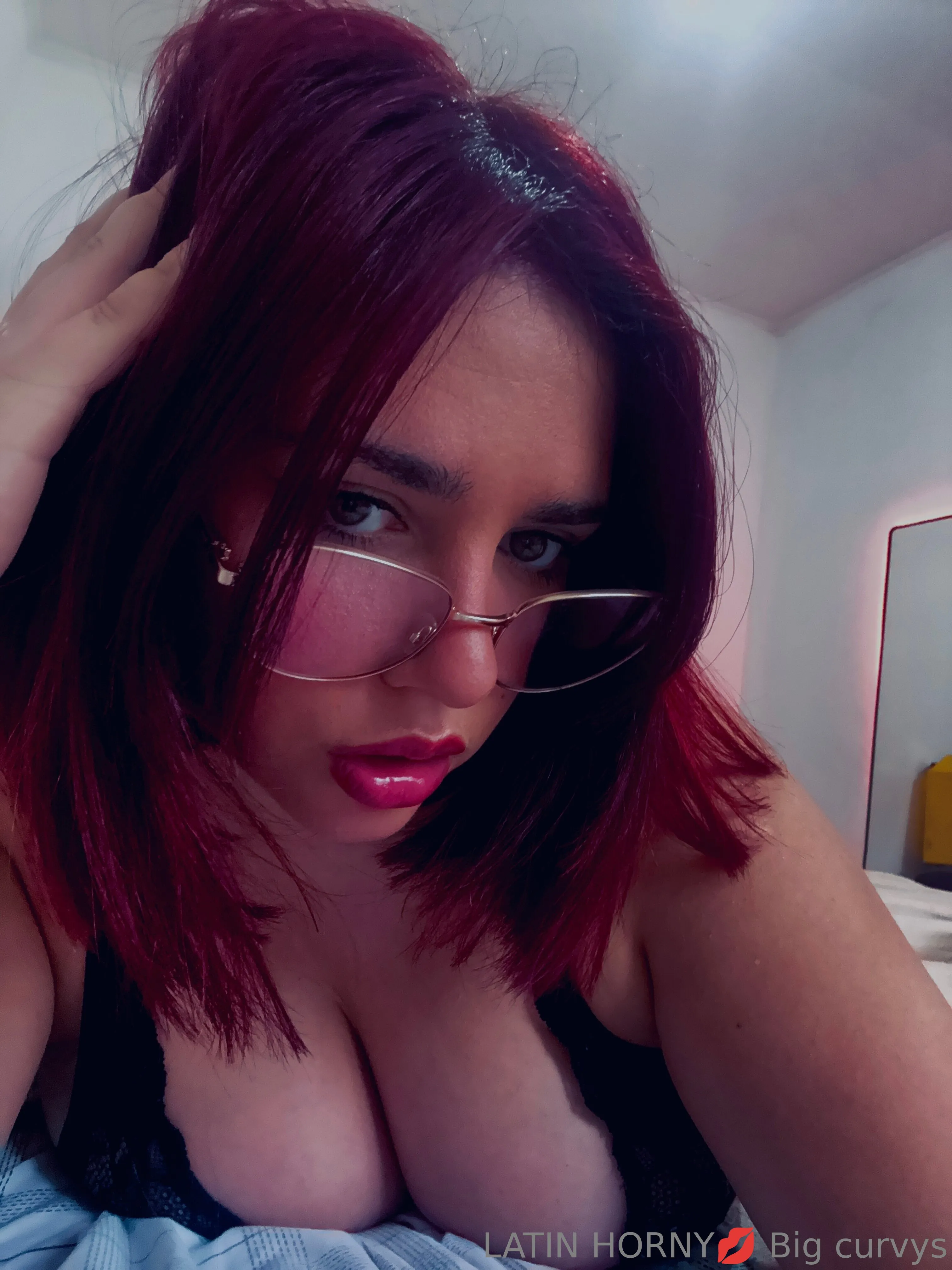 FETISH GODDESS MALENA🖤 @barbiered69 holding paper