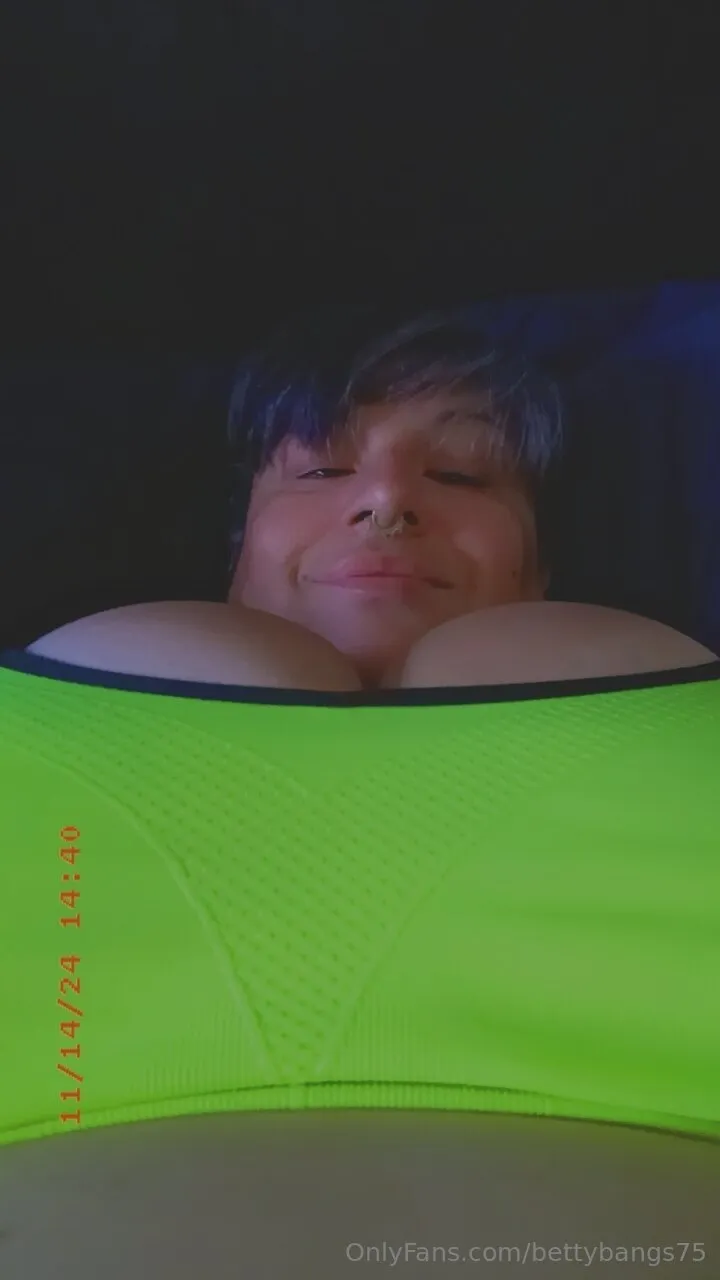 Betty Bangs @bettybangs75 inst