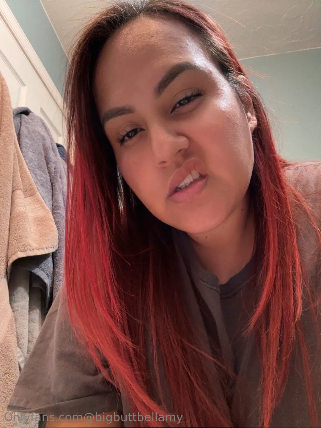 I might look like I’m being goofy….but I have food poisoning 🤢🤮 message me babe and show me lots of love and words of en