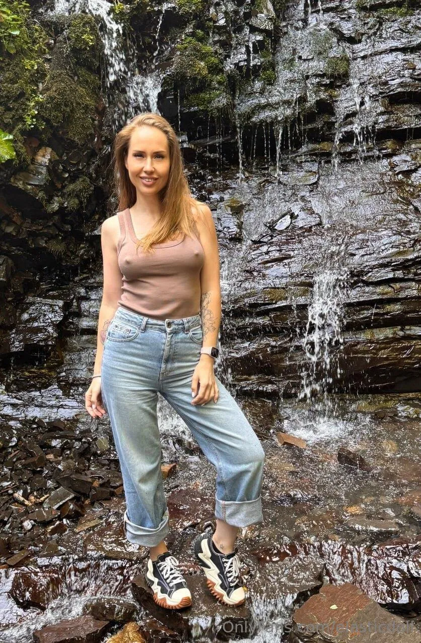 𝑩𝒆𝒍𝒍𝒂 𝑹𝒂𝒆  ~ 𝑨𝒎𝒂𝒕𝒆𝒖𝒓 𝑪𝒐𝒏𝒕𝒐𝒓𝒕𝒊𝒐𝒏𝒊𝒔𝒕 🤸🏻‍♂️ @elasticdoll gif