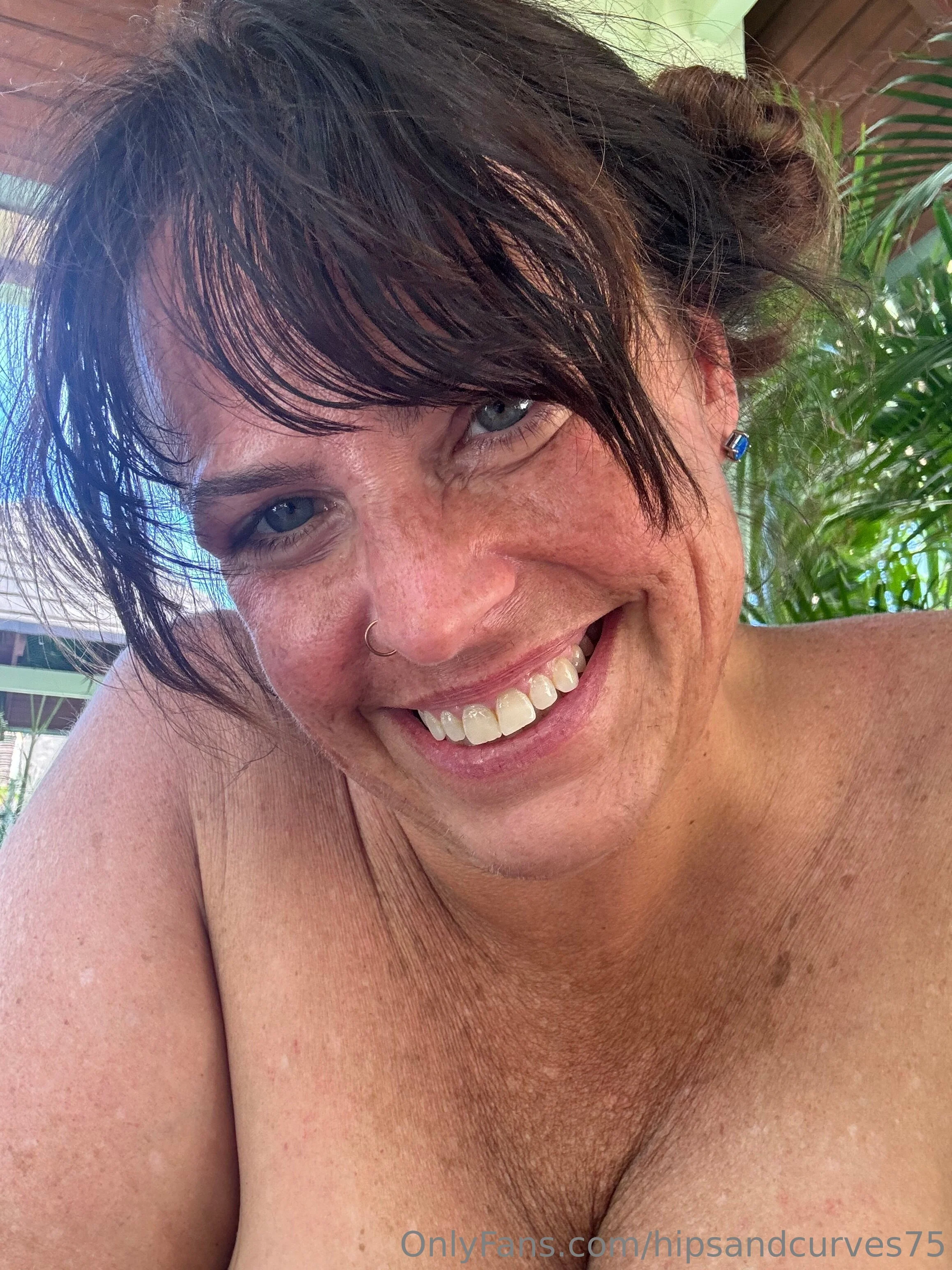 Hipsandcurves75 @hipsandcurves75 what is going on with american eagle ad