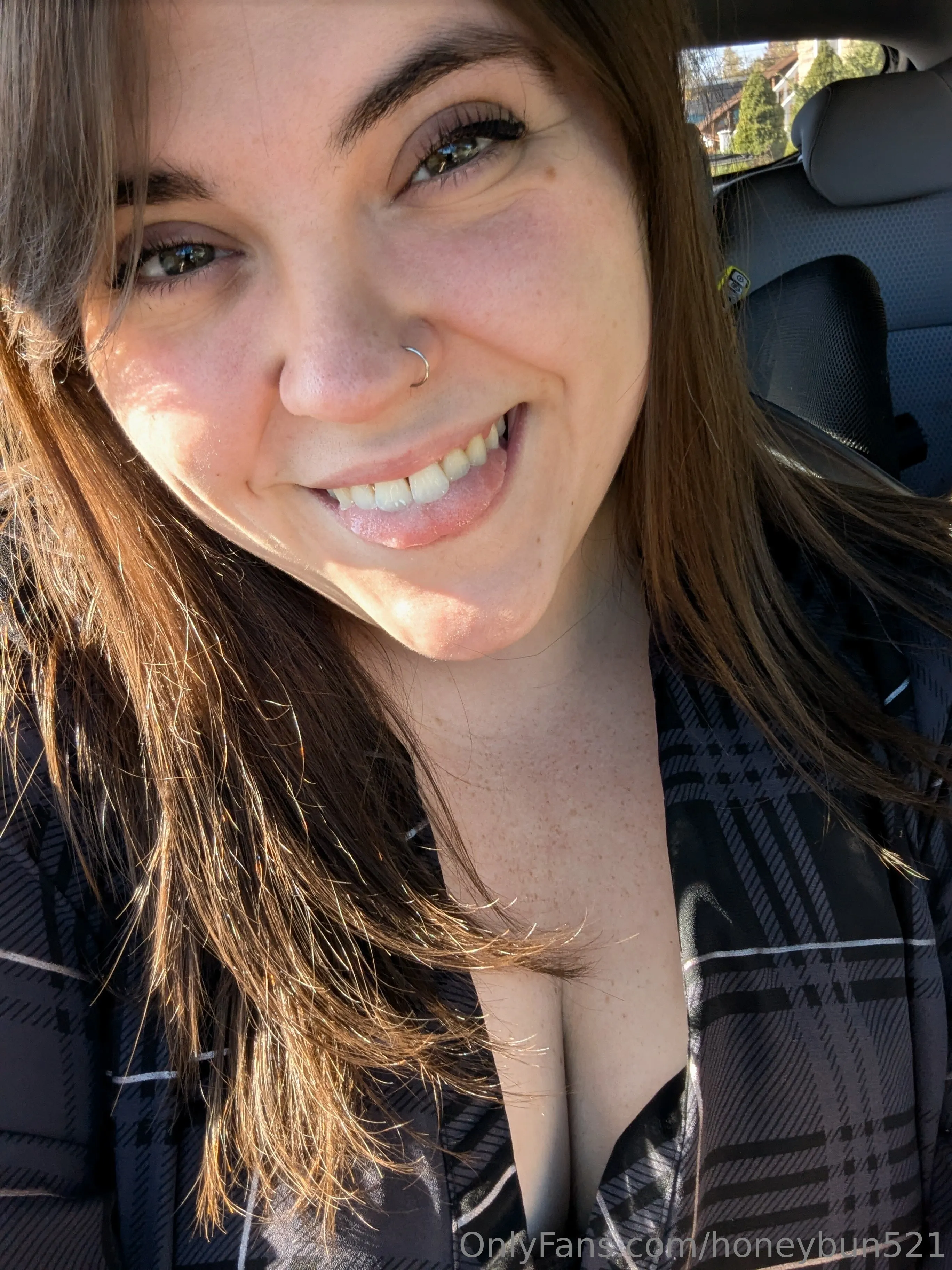 Bunny 🍯🐰 wrestle