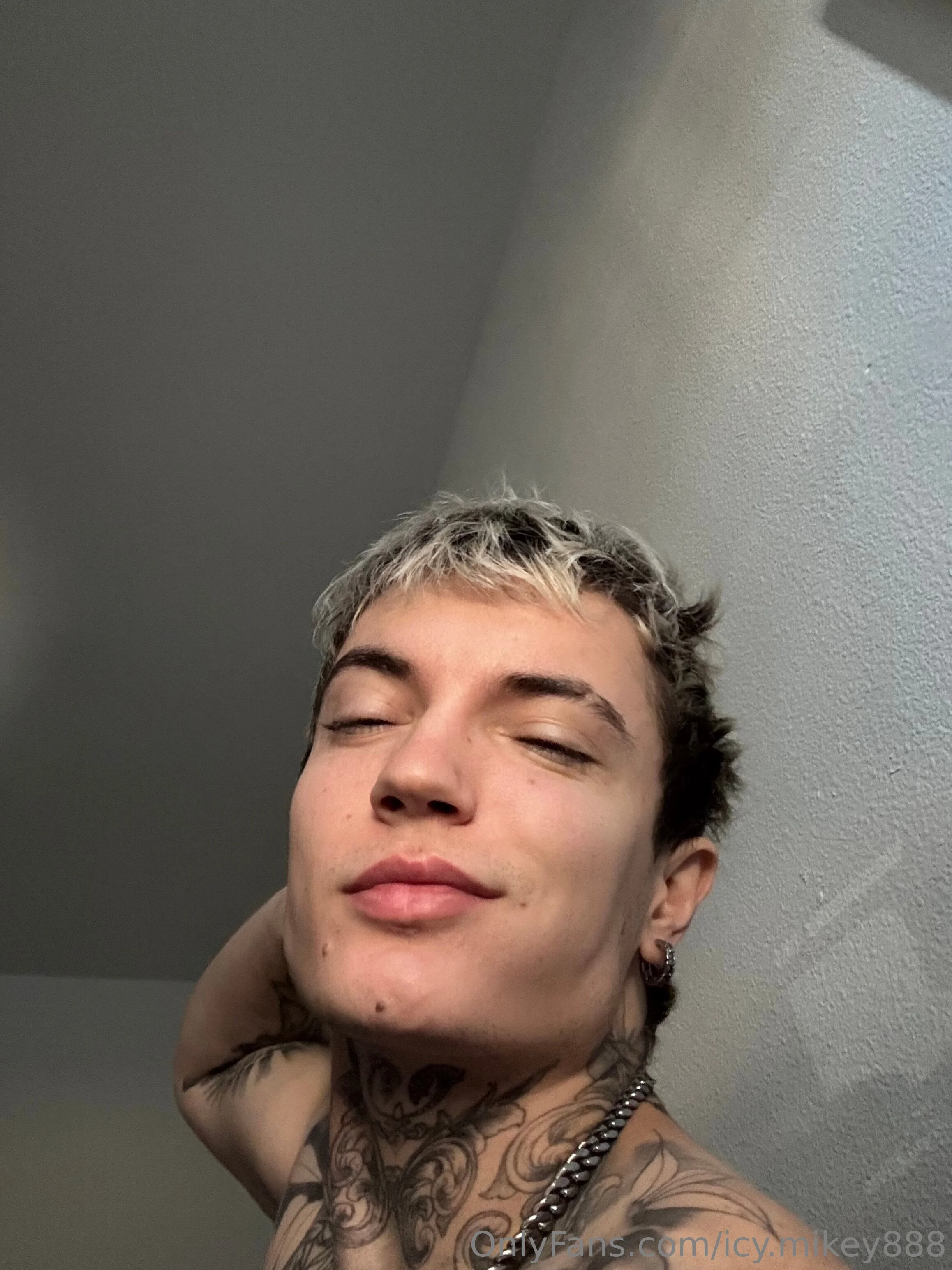 Icy Mikey @icy.mikey888 how old is 's husband