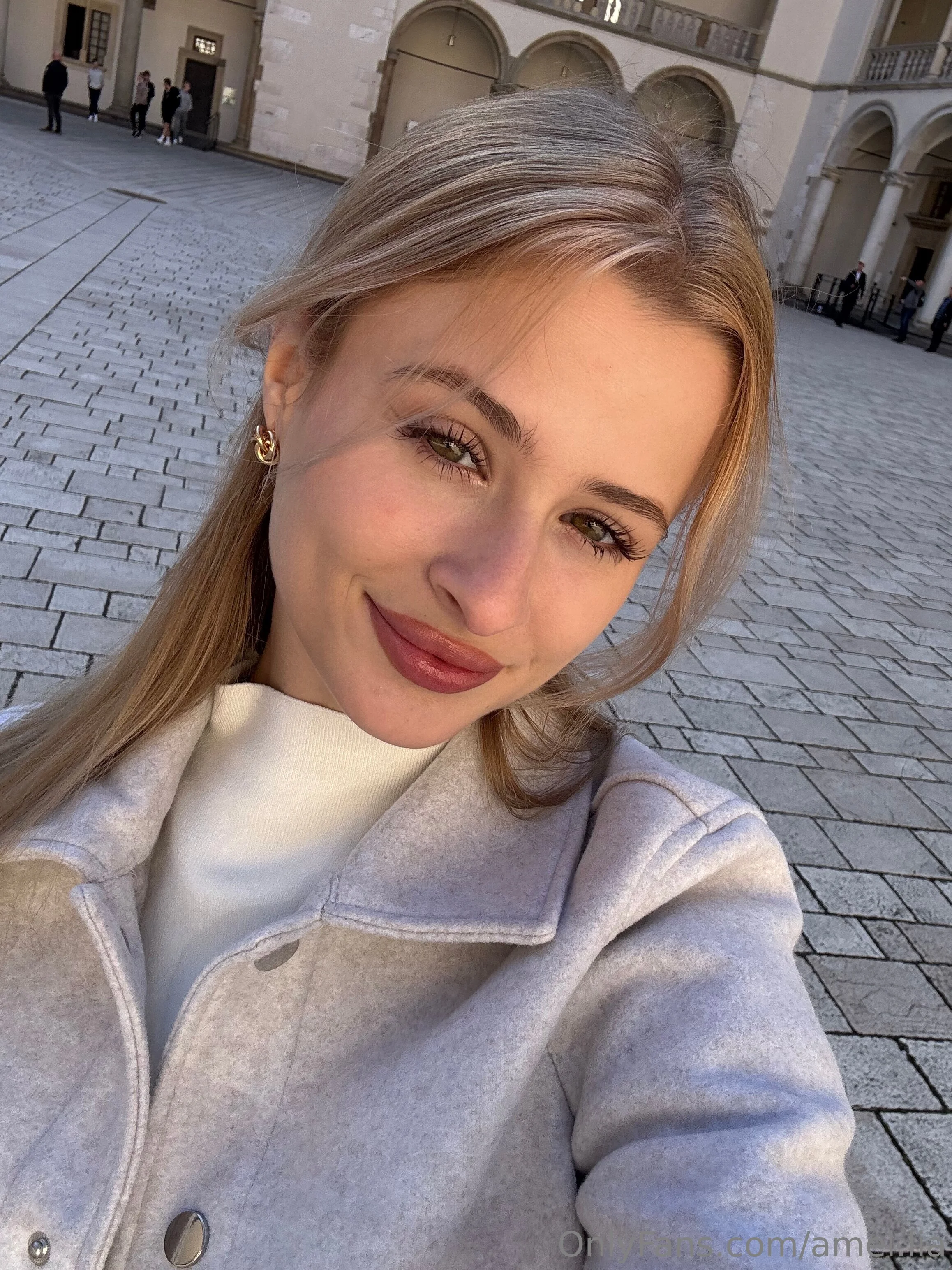 🎀Mi🅰️melia🎀 @amel.lia lating by pool