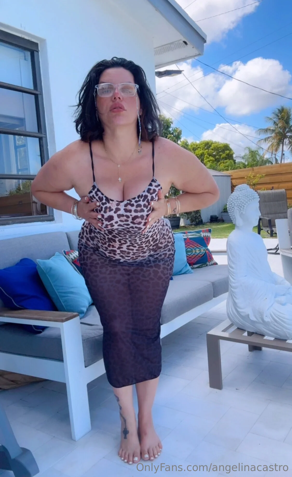 Wanna paint my tits white papi? 😈