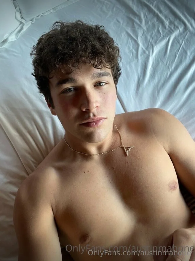AUSTIN MAHONE lesbian