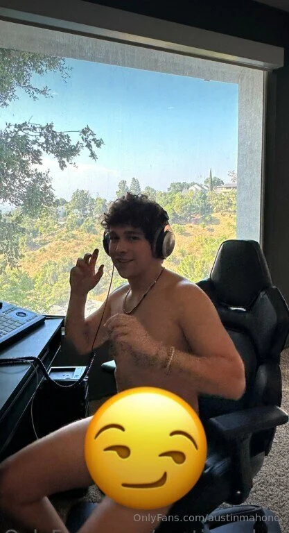 AUSTIN MAHONE foursome