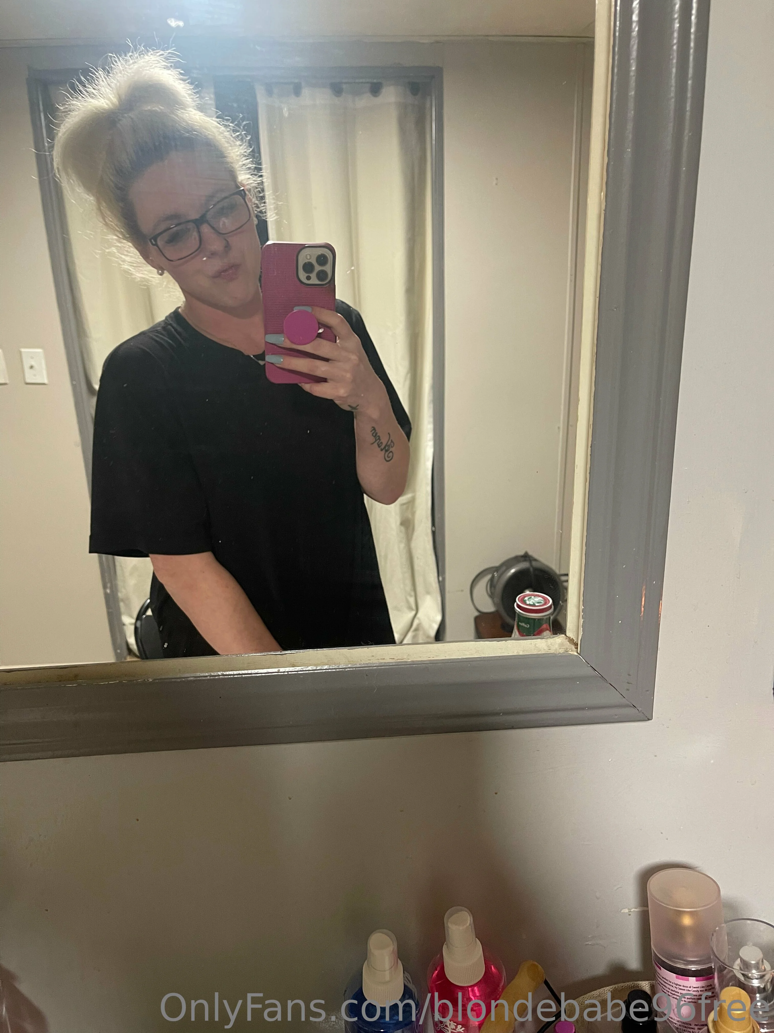 Blonde Babe @blondebabe96free feet