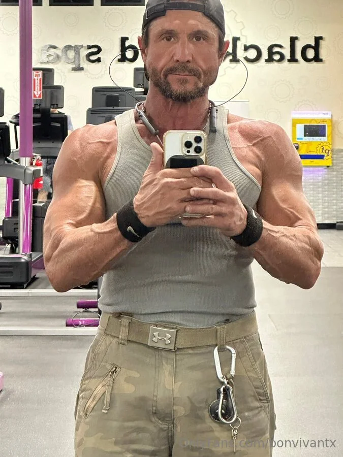 @BonVivant🔥 @bonvivantx mgk dating