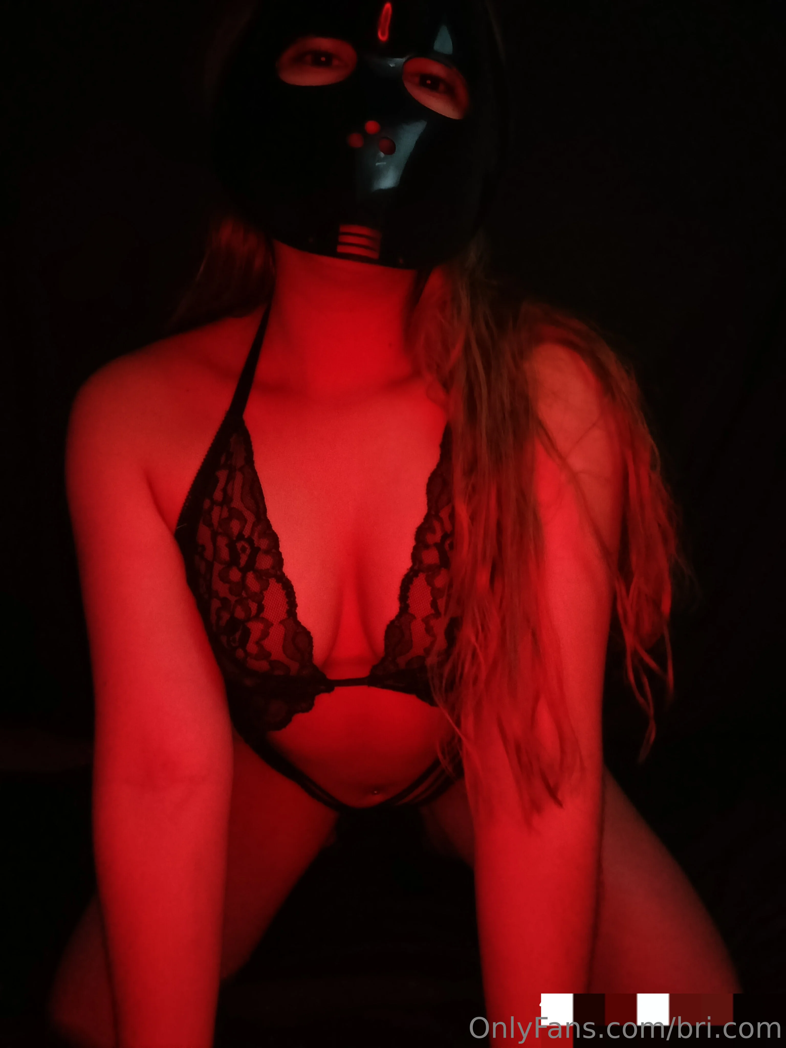 Bri.com @bri.com picture by the pool