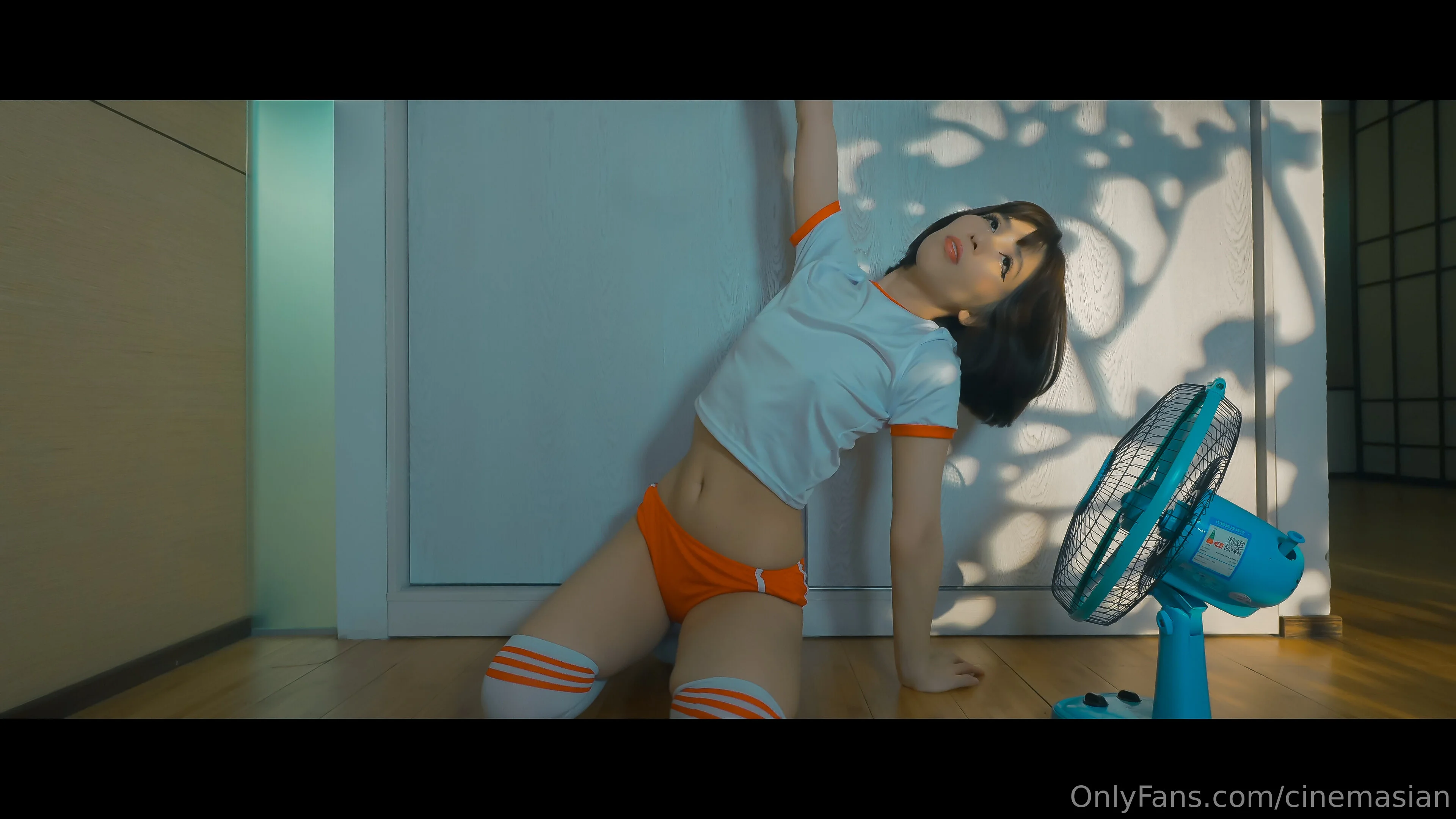 sigmasian @cinemasian how old was on handmaid's tale