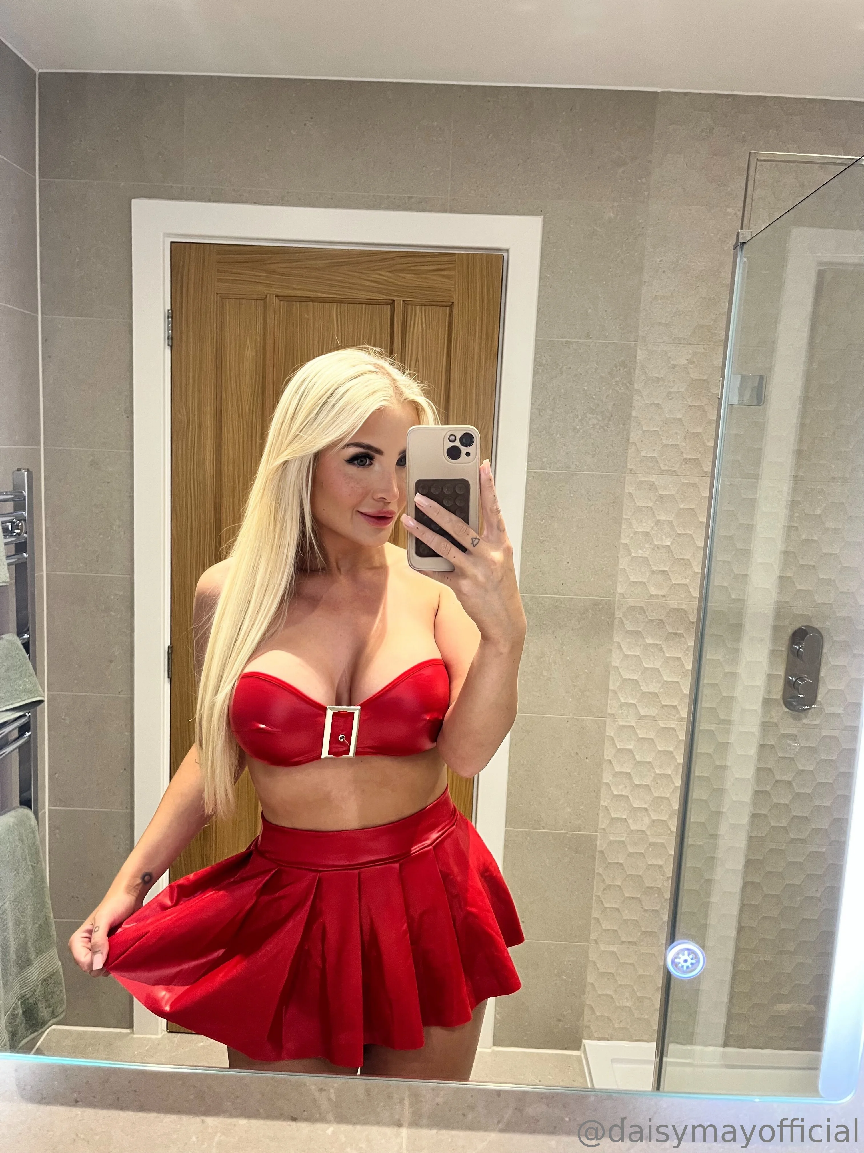 FETISH QUEEN🟢 @daisymayofficial gifs