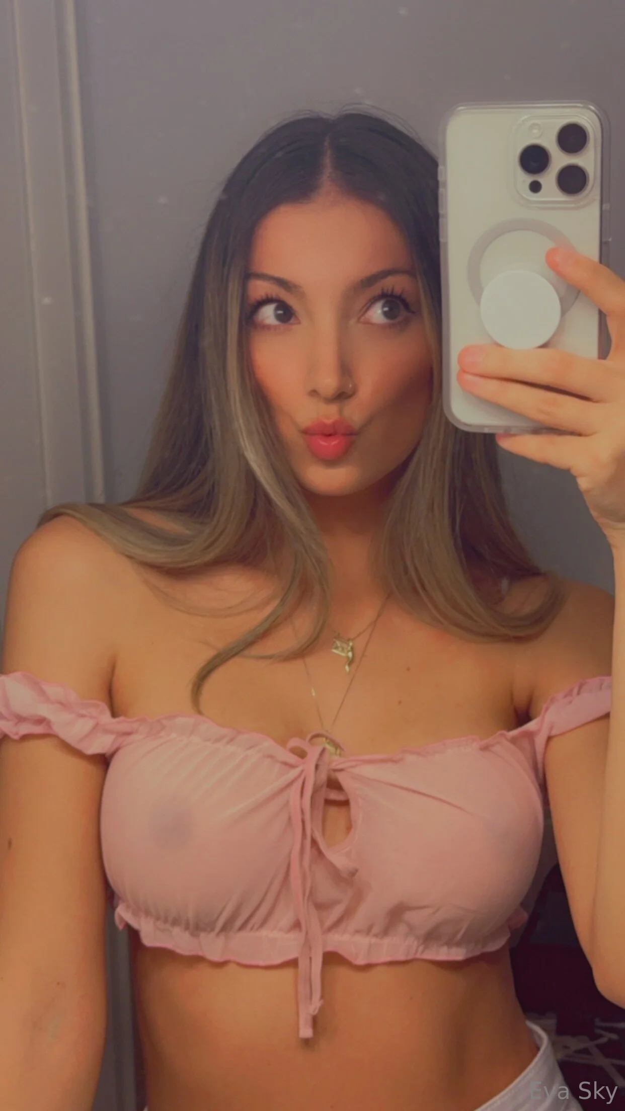 On a scale of 1-10 how badly do you want me to pop these titties out?🍒👅