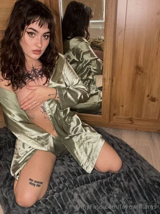 Mistress Faye @fayewilliams boobs not that big