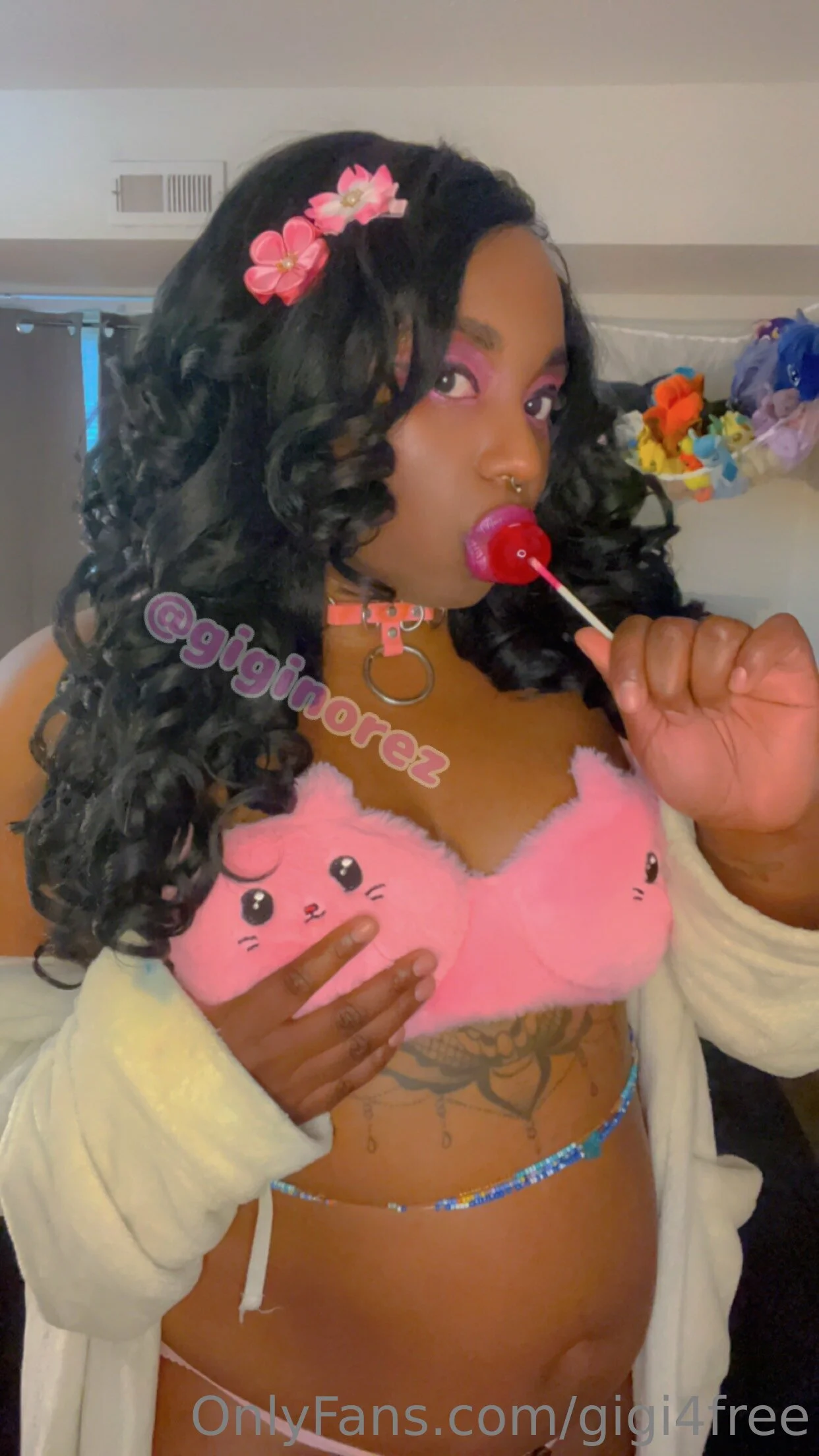 gigifree holding paper