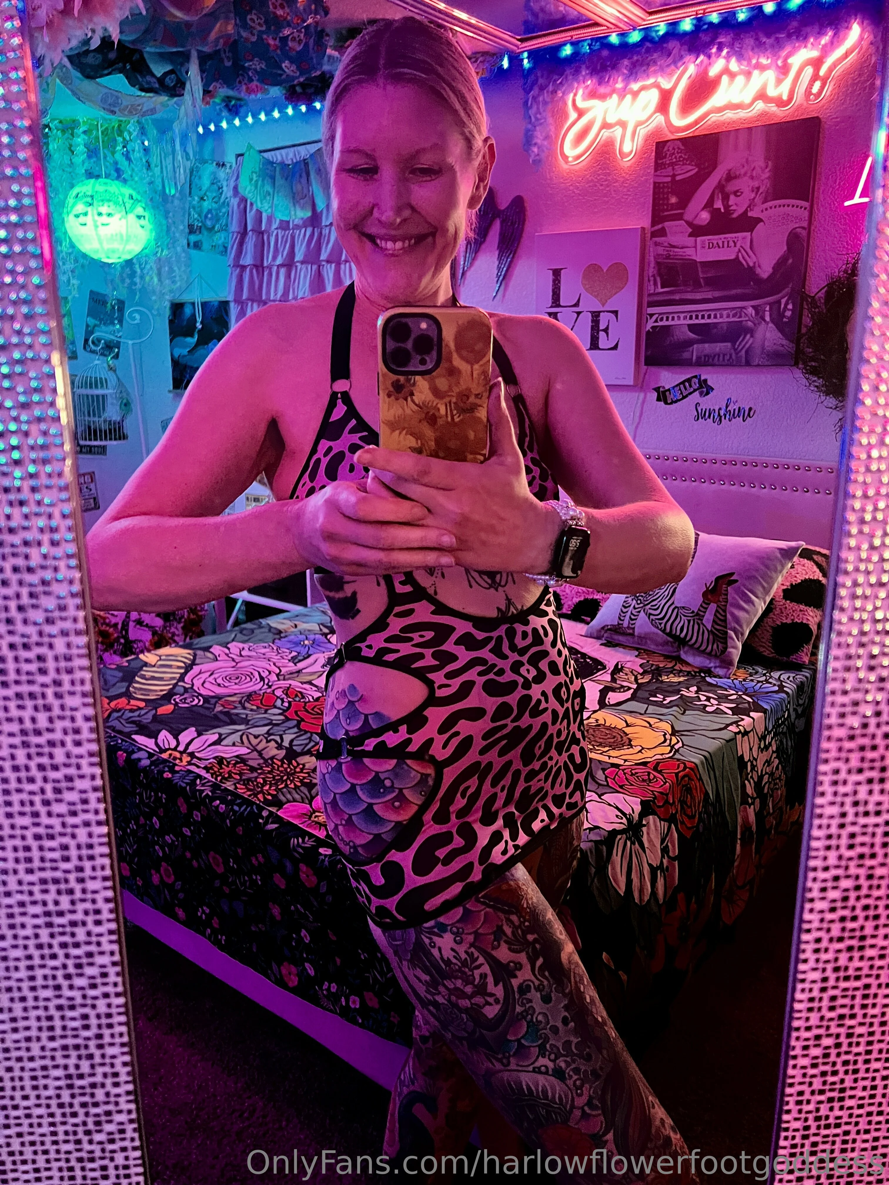 Harlow Flower Foot Goddess 🌻 gifs