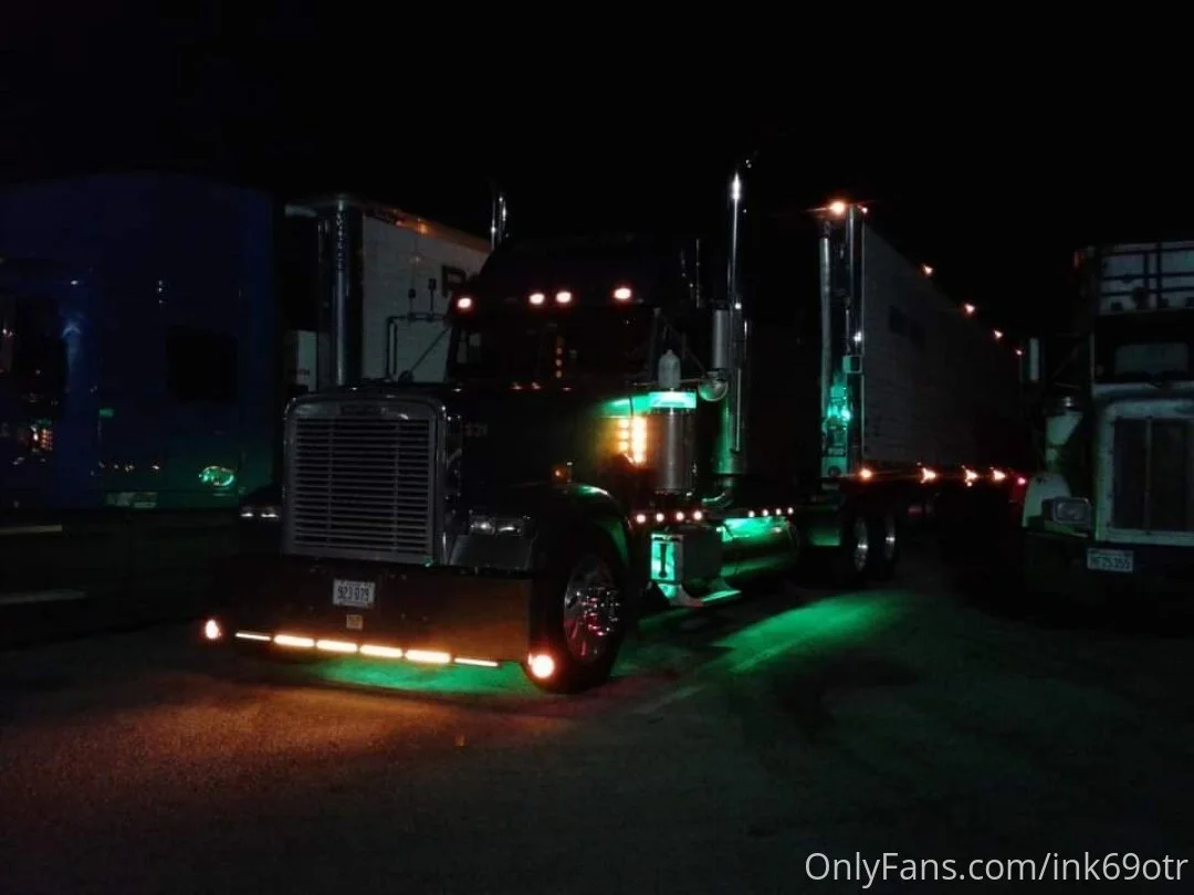 Fluffy73  ⬆️25% @ink69otr bikini pool pics